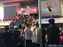 Massa Demo Tolak Revisi UU Pilkada di Makassar Duduki Gedung DPRD Sulsel