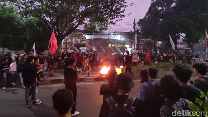 Lalu Lintas Simpang Ciceri Serang Lancar Kembali Usai Demonstrasi Anti-RUU Pilkada Berakhir