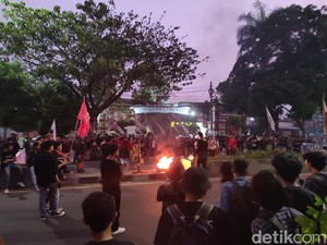 Demo Tolak Revisi UU Pilkada di Banten, Massa Tutup Simpang Ciceri