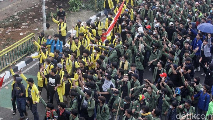 Mahasiswa Membubarkan Diri Mahasiswa Membubarkan Diri
