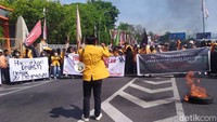 Massa demoa mahasiswa UNM awalnya berkumpul di depan menara Pinisi UNM sekitar pukul 14.00 Wita. Mereka menggunakan alamamater berwana oranye.