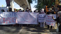 Dalam aksinya, massa demoa mahasiswa UNM juga membentangkan sejumlah spanduk berisi tuntutan. Di antaranya Tolak pengkhianat konstitusi.