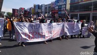 Selain itu, mereka juga membentangkan spanduk bertuliskan Kawal Putusan MK, Repormasi Dihabisi. Mereka kemudian berjalan perlahan menuju fly over Makassar.