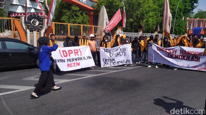 Mahasiswa UNM Massa demo mahasiswa UNM mulai memadati Jalan AP Pettarani Makassar, Sulawesi Selatan (Sulsel). Mereka kini berjalan menuju pusat aksi di Fly Over.