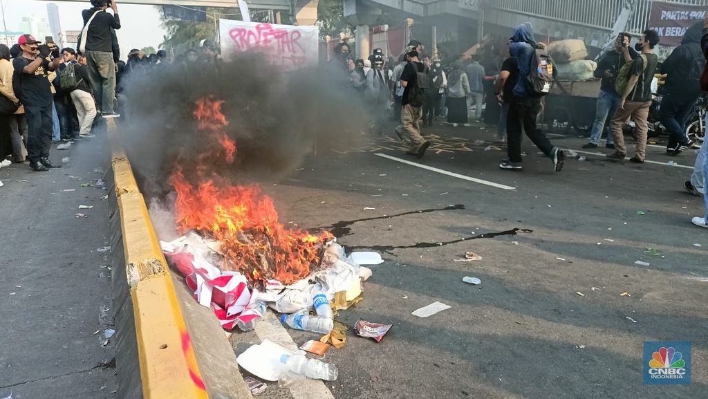Mahasiswa yang tergabung dalam Aliansi BEM SI (Seluruh Indonesia) ikut melakukan demonstrasi demonstrasi menolak pengesahan Revisi UU Pilkada di depan Gedung DPR RI, Jakarta, hari ini, Kamis (22/8/2024). (CNBC Indonesia/Ferry Sandi)