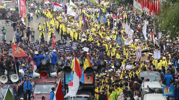 Mahasiswa yang tergabung dalam Aliansi BEM SI (Seluruh Indonesia) ikut melakukan demonstrasi demonstrasi menolak pengesahan Revisi UU Pilkada di depan Gedung DPR RI, Jakarta, hari ini, Kamis (22/8/2024). (CNBC Indonesia/Muhammad Sabki)