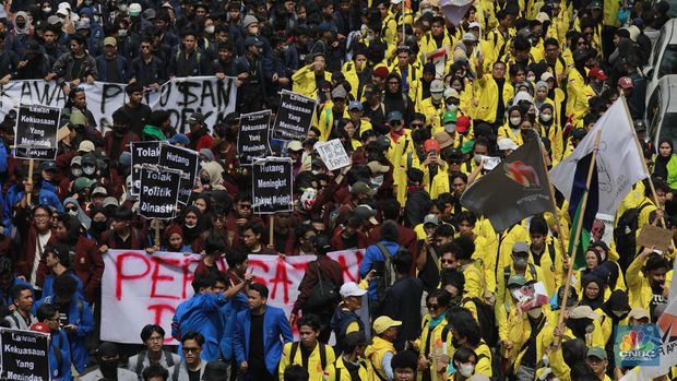 Mahasiswa yang tergabung dalam Aliansi BEM SI (Seluruh Indonesia) ikut melakukan demonstrasi demonstrasi menolak pengesahan Revisi UU Pilkada di depan Gedung DPR RI, Jakarta, hari ini, Kamis (22/8/2024). (CNBC Indonesia/Muhammad Sabki)