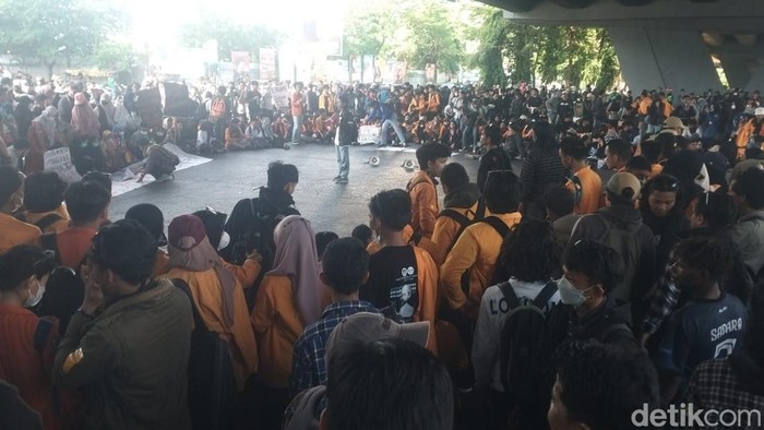 Makassar Massa aksi menolak pengesahan revisi Undang-Undang Pilkada berkumpul di Fly Over Makassar. Akibatnya akses lalu lintas (lalin) dari Jalan AP Pettarani menuju Jalan Urip Sumoharjo sempat lumpuh total.