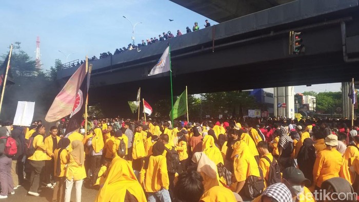 Massa dari mahasiswa Universitas Negeri Makassar (UNM) juga berkumpul di fly over. Mereka datang dengan memakai almamater berwarna oranye.