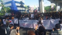 Massa kemudian membentuk lingkaran di bawah fly over Makassar. Mereka lalu membakar ban sambil bergantian menyampaikan tuntutannya.
