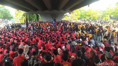Potret Massa Demo Revisi UU Pilkada di Fly Over Makassar-DPRD Sulsel