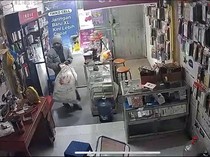 Maling di Mojokerto Bobol Lalu Kuras Toko Aksesoris Ponsel