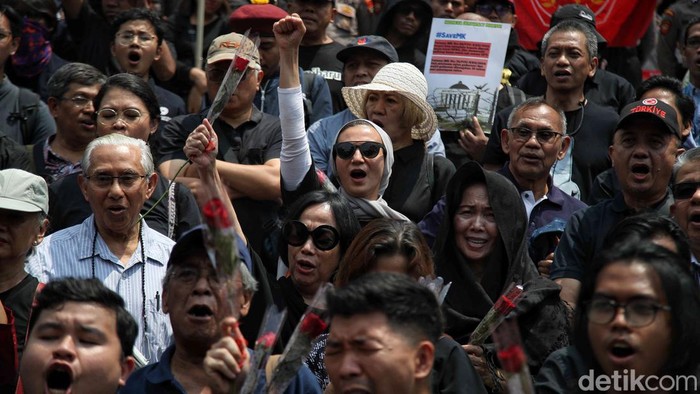 Mantan Menag Lukman Hakim Ikut Orasi Tolak Revisi UU Pilkada di MK Mantan Menteri Agama Indonesia, Lukman Hakim Saifuddin, berunjuk rasa mengawal putusan Mahkamah Konstitusi di depan gedung Mahkamah Konstitusi, Jakarta, Kamis (22/8/2024).