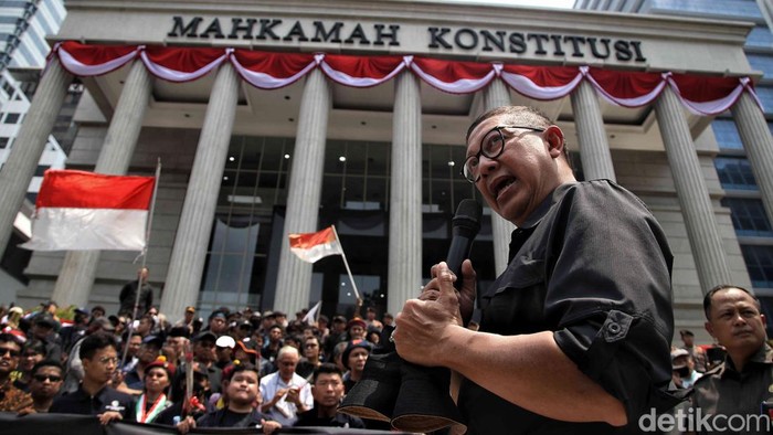 Mantan Menag Lukman Hakim Ikut Orasi Tolak Revisi UU Pilkada di MK Mantan Menteri Agama Indonesia, Lukman Hakim Saifuddin, berunjuk rasa mengawal putusan Mahkamah Konstitusi di depan gedung Mahkamah Konstitusi, Jakarta, Kamis (22/8/2024).