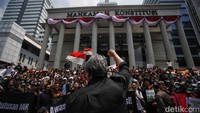 Ia berorasi saat massa Forum Guru Besar, akademisi, masyarakat sipil, dan aktivis 98 melakukan aksi di depan gedung MK. 
