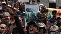 Ada sejumlah perubahan pasal dalam UU Pilkada. Baleg DPR sepakat usia calon kepala daerah dihitung saat pelantikan seperti putusan Mahkamah Agung terhadap PKPU, bukan saat penetapan seperti penegasan Mahkamah Konstitusi (MK) dalam putusan terhadap gugatan UU Pilkada. 