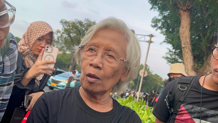 Maria Catarina Sumarsih, ibu dari Bernardinus Realino Norma Irmawan alias Wawan, korban penembakan saat Tragedi Semanggi I pada 11-13 November 1998