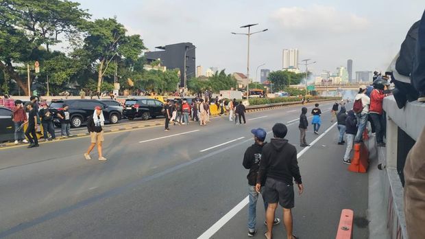 Massa aksi di depan DPR terobos Tol Dalam Kota (Azhar/detikcom)