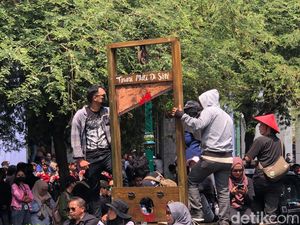Massa Aksi Jogja Memanggil Long March ke Titik Nol, Bawa Guillotine Tirani