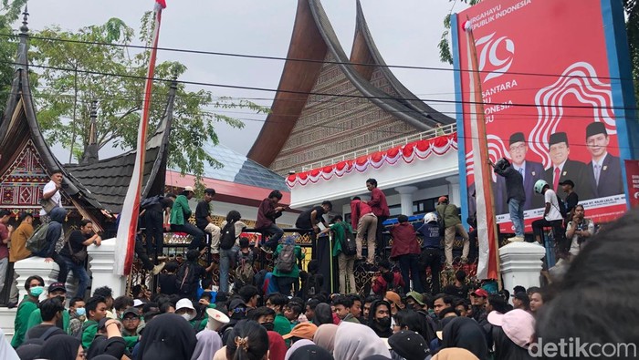 Massa Aksi Selamatkan Republik, Kawal Putusan MK berunjuk rasa di DPRD Sumbar. (M. Afdal Afrianto/detikSumut)