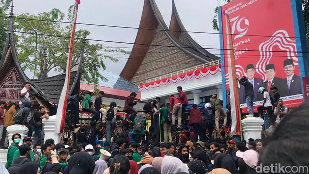 Massa 'Aksi Selamatkan Republik, Kawal Putusan MK' berunjuk rasa di DPRD Sumbar. (M. Afdal Afrianto/detikSumut)