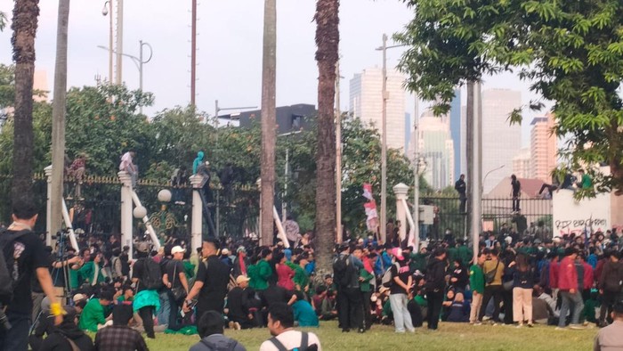 Massa aksi sempat masuk ke halaman gedung DPR (Dwi/detikcom)
