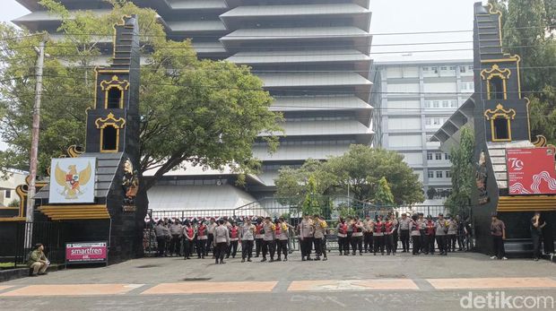 Massa aksi tolak revisi UU Pilkada di Semarang, Kamis (22/8/2024).
