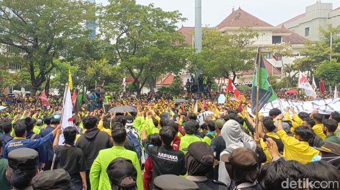 Massa aksi tolak revisi UU Pilkada di Semarang, Kamis (22/8/2024).