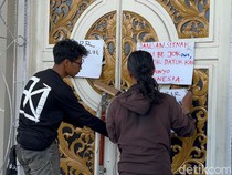 Tak Kunjung Ditemui, Massa Aksi RUU Pilkada Segel Kantor DPRD Jambi