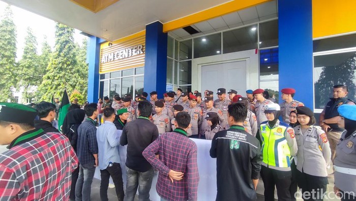 Massa dari HMI dan masyarakat Kota Lubuklinggau adakan aksi tolak angkutan batu bara.