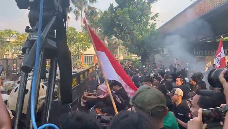 Massa demo dorong barikade di gerbang belakang DPR (Firda/detikcom)