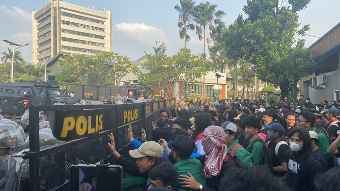 Massa demo dorong barikade di gerbang belakang DPR (Firda/detikcom)