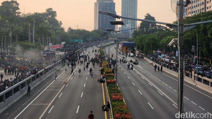 Massa Demo 'Jajah' Tol Dalam Kota Massa yang menggelar demonstrasi di depan gedung DPR, Jalan Gatot Subroto, Jakarta Pusat, menerobos jalan Tol Dalam Kota. Arus lalu lintas di dalam tol pun terhenti.