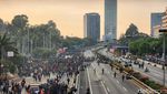 Massa Demo DPR Blokade Tol Dalam Kota, Lalin Dialihkan