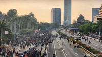 Sementara itu, kendaraan dari Semanggi arah Slipi sudah tak terlihat lagi melintas di Tol Dalam Kota. Lalin di Jalan Gatot Subroto arah Slipi juga dialihkan sementara karena ada demo di depan DPR.