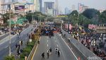 Massa Demo DPR Blokade Tol Dalam Kota, Lalin Dialihkan