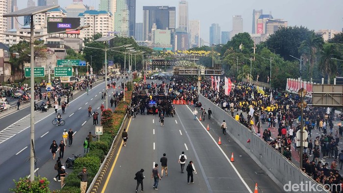 Massa yang menggelar demonstrasi di depan gedung DPR, Jalan Gatot Subroto, Jakarta Pusat, menerobos jalan Tol Dalam Kota. Arus lalu lintas di dalam tol pun terhenti.