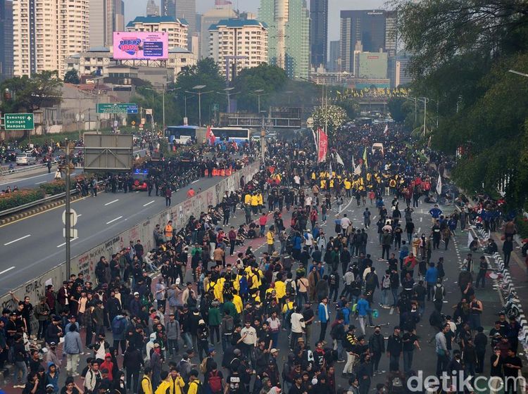 Massa Demo DPR Blokade Tol Dalam Kota, Lalin Dialihkan
