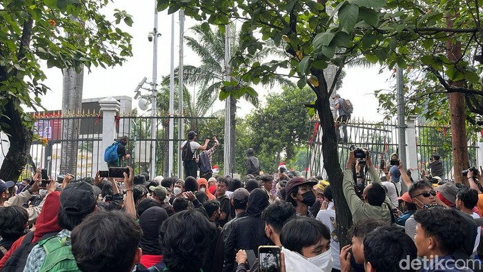 Kekacauan di DPR: Demonstran Jebol Pagar, Tolak Perubahan Pemilu