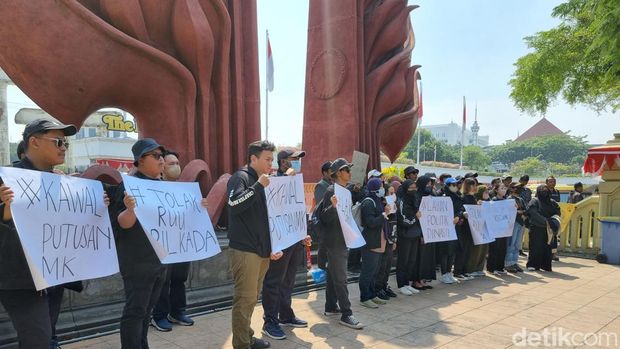 Massa demo kawal keputusan MK di Surabaya