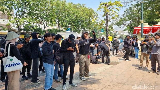 Massa demo kawal keputusan MK di Surabaya