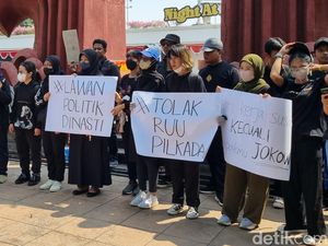Massa Kawal Putusan MK di Surabaya: Cari Kerja Susah Kecuali Bapakmu Jokowi