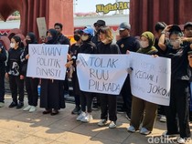 Massa Aksi Tolak Revisi UU Pilkada di Surabaya: Mari Suarakan Kekesalan!