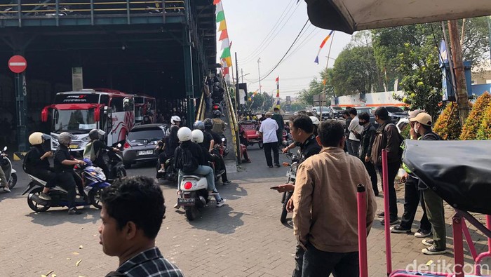 Massa demo RUU Pilkada di Tempat Khusus Parkir Abu Bakar Ali (TKP ABA) Jogja, Kamis (22/8/2024).