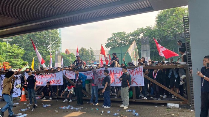 Massa Demo Tolak RUU Pilkada Robohkan Gerbang Pancasila Gedung DPR!