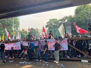 Massa Aksi Robohkan Gerbang Belakang Gedung DPR!
