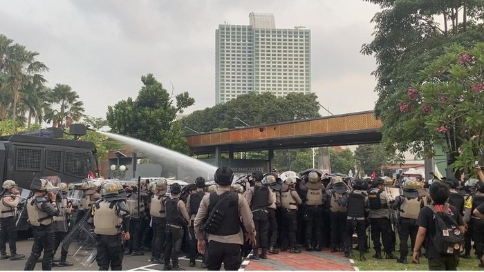 Massa di gerbang belakang Gedung MPR/DPR/DPD, Senayan, Jakpus.