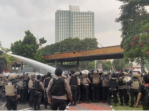 Water Cannon Disemprotkan ke Pendemo di Gerbang Belakang DPR