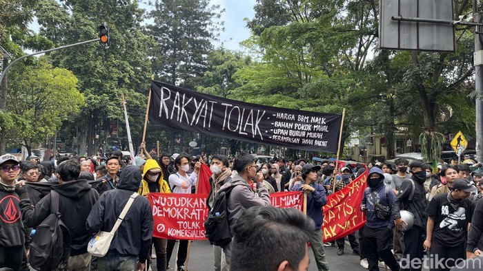 Ribuan Pengunjuk Rasa Padati Gedung DPRD Jabar, Tuntut Penolakan Revisi UU Pilkada