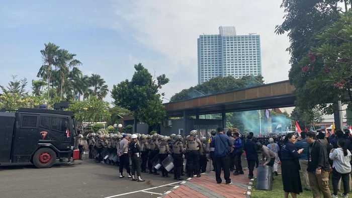 Massa juga menggelar demo di gerbang belakang DPR (Firda/detikcom)
